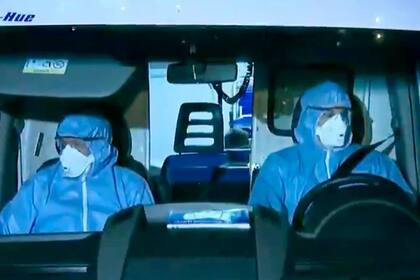 Así trasladaban al primer paciente de Covid-19, un hombre de 43 años que había llegado de Milán, de una clínica privada al hospital Agote