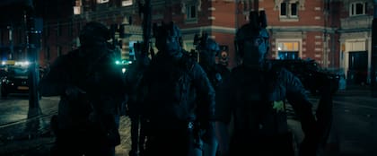 Así vestían los agentes en la película que muestran el operativo que se llevó a cabo (Foto: Captura video Netflix)