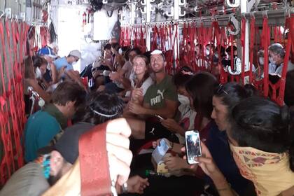Así viajaron los argentinos repatriados desde Perú en los aviones Hércules
