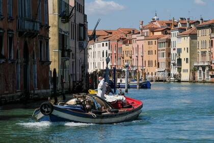 En los canales de Venecia se empezaron a ver embarcaciones en los canales