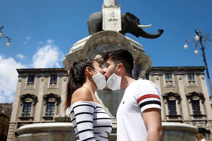 Una pareja se besa en la Plaza Duomo en Catania