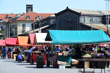 Se reanudó el ambiente típico del mercado de Porta Palazzo en Turín
