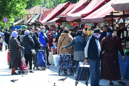 Mercado de Porta Palazzo en Turín. Las ferias de alimentos mostraron concentración de gente en los puestos
