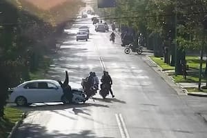 Video: hacía “willy” con su moto, lo atropelló un auto y voló por el aire