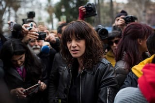 Asia Argento negó haber abusado de un menor y dijo que Anthony Bourdain le pagó