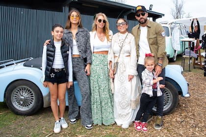 Asia (hija de Milagros Brito), Delfina García Moritán, Mili Brito, Belén Moroni (organizadora de Warmichella), Agustín Garavaglia (pareja de Miagros) y su hija Francesca. 