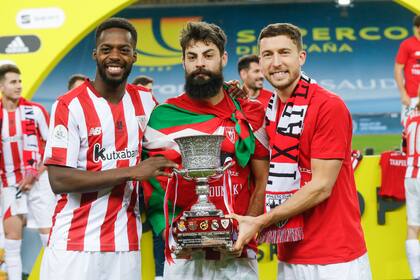 Asier Villibre con la Copa; fue el centro de los festejos de Athletic Bilbao