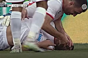 Un futbolista recibió un durísimo golpe, convulsionó y un compañero le salvó la vida