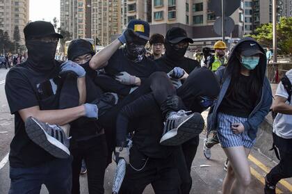 Asimismo, un vehículo blindado fue incendiado por cócteles molotov cuando intentaba despejar un puente ocupado