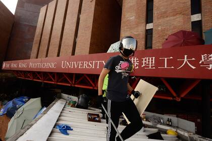 Asimismo, un vehículo blindado fue incendiado por cócteles molotov cuando intentaba despejar un puente ocupado