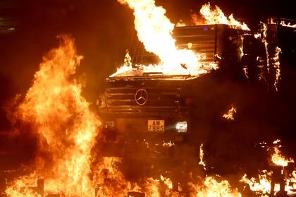 Asimismo, un vehículo blindado fue incendiado por cócteles molotov cuando intentaba despejar un puente ocupado