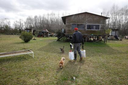 Pedro Cejas vuelve a su casa, a orillas del Delta, con los elementos que recibe para sobrevivir a la pandemia