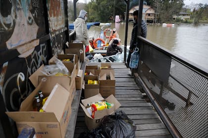 La lancha, cargada de alimentos y otros productos de primera necesidad: la asistencia a las personas que viven en las islas del Delta se volvió imprescindible