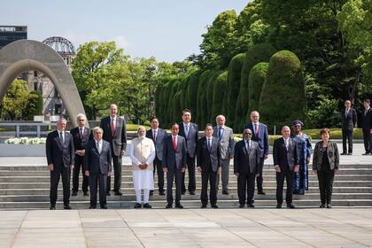 Asistentes a la ceremonia en el Parque Conmemorativo de la Paz en Hiroshima, el 21 de mayo de 2023 durante la reunión del G-7 