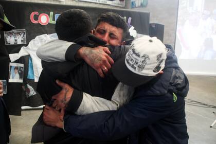 Asistentes al encuentro promovido por la Iglesia se abrazan