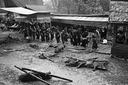Asistentes al funeral arriban para presentar las condolencias durante el ritual funerario o la ceremonia de Rambu Solo en honor a Ne Siang en la aldea de Bua Tallulolo.