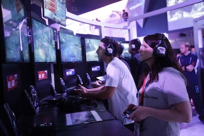 Asistentes de la feria E3 ponen a prueba los juegos que se presentaron en la feria más importante de la industria, que se llevó a cabo en Los Angeles