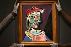 Asistentes de una galería sostienen una obra original del artista español Pablo Picasso
