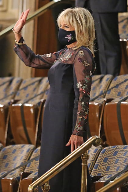 Asistió al primer discurso del presidente Biden ante el Congreso con un vestido al cuerpo de cady de seda y escote ilusión de Gabriela Hearst idéntico al que había llevado en la noche de la asunción. El tapabocas, bordado a mano, es de LW Pearl