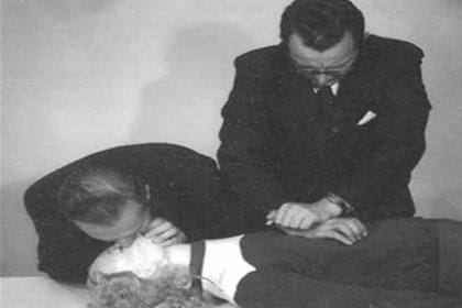 Asmund Laerdal ensaya junto a un compañero técnicas de RCP con la Resusci Anne original