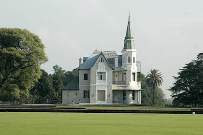 Parte de la cancha 1 del predio Alfredo Lalor, que la Asociación Argentina de Polo tiene en Pilar; el "castillo" era el casco de la estancia Carabassa, donde hoy erigen 12 campos de juego a la vera de la ruta provincial 34.