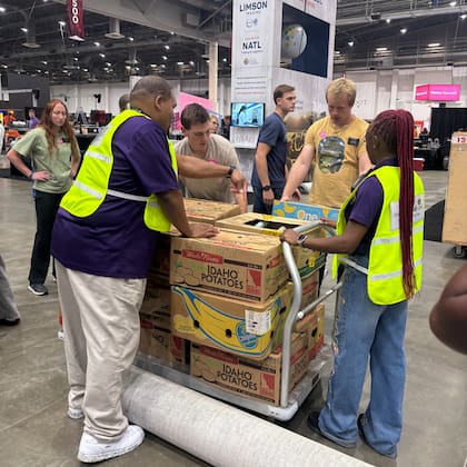 Asociaciones y organizaciones buscan voluntarios para repartir alimentos en Thanksgiving en Houston (FB thehoustonfoodbank)