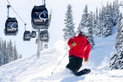 Aspen Mountain ofrece 2,7 kilómetros cuadrados de área esquiable, con un total de 76 pistas, todas de nivel intermedio para arriba, es decir que no es apta para principiantes. 