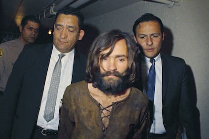 Aspirante a estrella de rock, Charles Manson trasciende en cambio como líder mesiánico con asesinatos que derrumban los postulados de la vida en comunidad