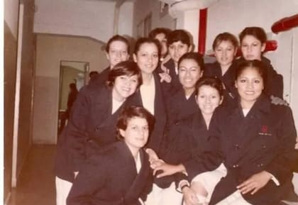 Aspirantes navales a enfermeras que prestaron servicios para curar a los heridos que llegaban de Malvinas en el Hospital Naval de Puerto Belgrano.