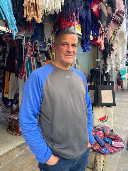 Assam Barakt, dueño de una tienda de souvenirs