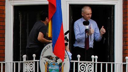 Assange, tras dar un discurso en la embajada ecuatoriana en 2012