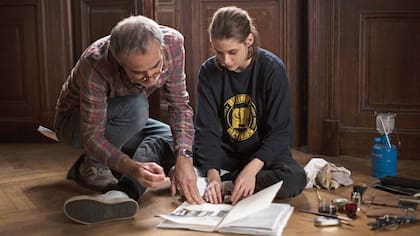 Assayas y Stewart, preparando una escena. El tono del film cruza lo fantástico.