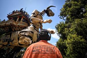 Asterion, la marioneta de 47 toneladas que pasea por las calles de Toulouse