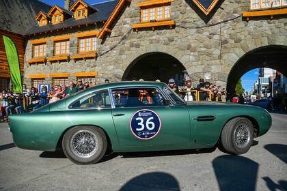 Aston Martin DB5 1964 llegando a realizar la verificación técnica