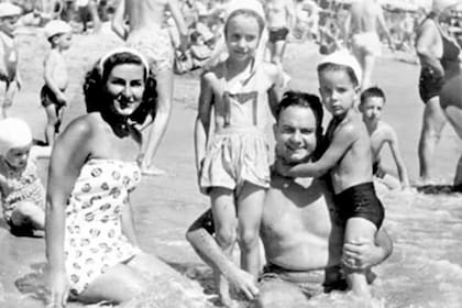 Astor Piazzola junto a su primera esposa, Dedé Wolff, y sus dos hijos, Diana y Daniel, en Mar del Plata