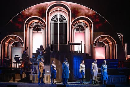 La puesta en escena es espectacular. No tanto por el dispositivo escenográfico sino por la pantalla multiforme