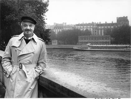 Astor Piazzolla, a orillas del Sena, un paisaje tan melancólico como su música, en 1980