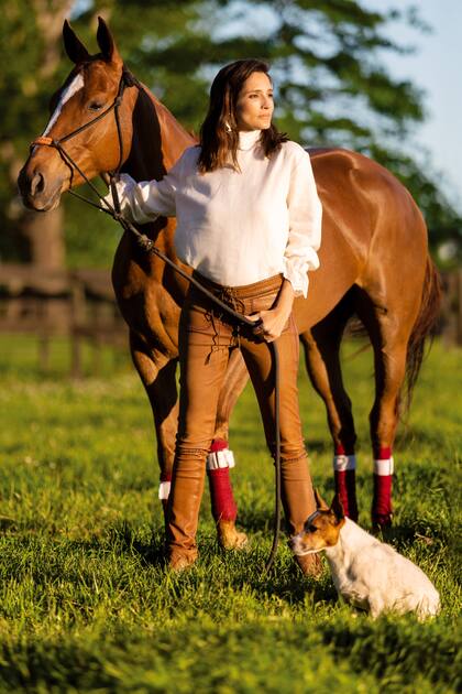 Fanática de la fotografía y de los caballos, Astrid se involucró en la producción de su reportaje y propuso esperar a la hora dorada para hacer unas fotos con una yegua alazana de la cría de su marido