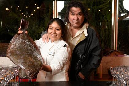 Astrid Acuña, chef de La Mar Buenos Aires, junto a Gastón Acurio y la pesca del día