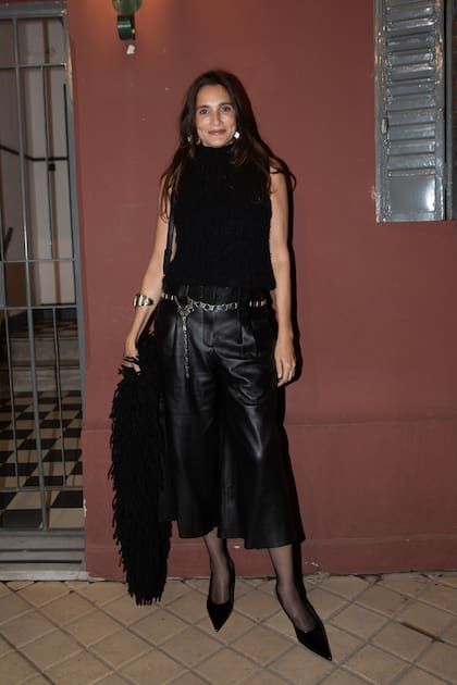 Astrid Muñoz -empresaria, fotógrafa y top model puertorriqueña que está casada con Eduardo Novillo Astrada- fue otra de las personalidades que apostaron al total black. En su caso, con un look de Curatoria, su marca de diseño artesanal.