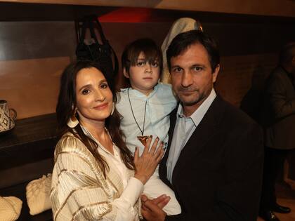 Astrid Muñoz, su marido Eduardo Novillo Astrada y su hijoTristán. El proyecto "Curatoria" trabaja en colaboración con comunidades de artesanos latinoamericanos