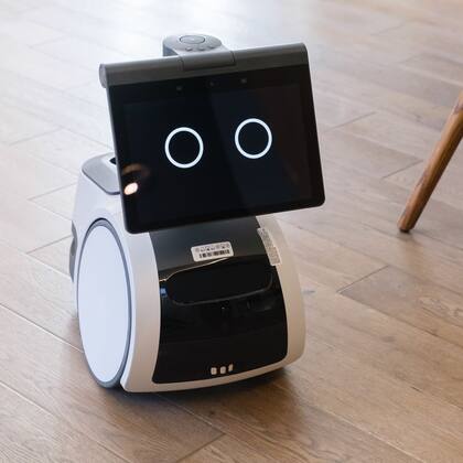 Astro, diseñado por Amazon, puede cuidar la casa, reconocer rostros, hacer videollamadas y entregar objetos pequeños a los integrantes de la familia