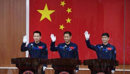 Astronautas Nie Haisheng (centro), Liu Boming (derecha) and Tang Hongbo, el primer equipo chino que trabajará en su primera estación espacial
