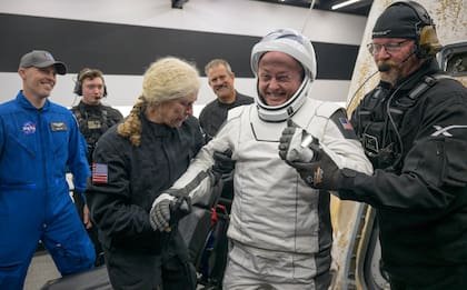 Astronautas son recibidos por personal de Space X en uno de los buques de rescate