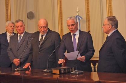 De Lázzari (derecha), durante la jura del juez Torres (centro), en mayo