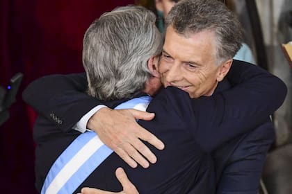 El abrazo con Mauricio Macri en la asunción presidencial; nunca más volverían a verse y la tensión entre ellos no paró de crecer