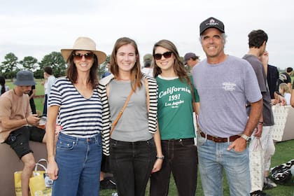 Asunción Beccar Varela, Martina Bosch, Agustina Solari y Carlos (Tachu) Solari.