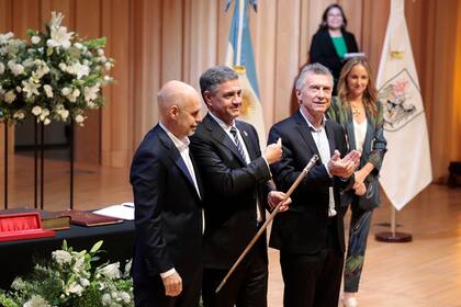 Asunción de Jorge Macri como jefe de gobierno de la ciudad de Buenos Aires. Aquél día le entregó el bastón de mando Horacio Rodriguez Larreta con la presencia de Mauricio Macri.
