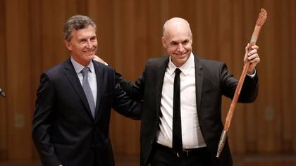 Asunción de Larreta: el sucesor de Macri juró ayer en la Legislatura porteña y luego recibió el bastón de mando y tomó juramento a sus ministros en la Usina del Arte