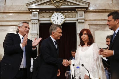 El saludo entre Mauricio Macri y Cristina Kirchner, durante el último traspaso de mando
